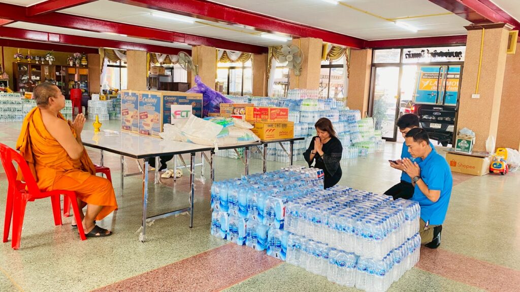 โฟร์ทเคมบริจาคสิ่งของช่วยผู้ประสบภัย2